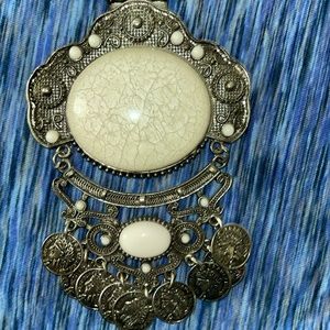 Large pearlized pendant necklace